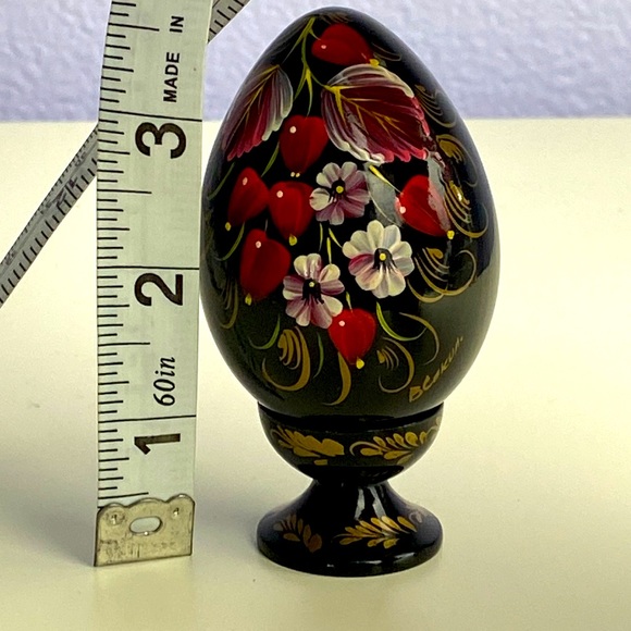 Hand painted wooden egg handcrafted in the Ukraine, and signed by artist - Picture 10 of 10